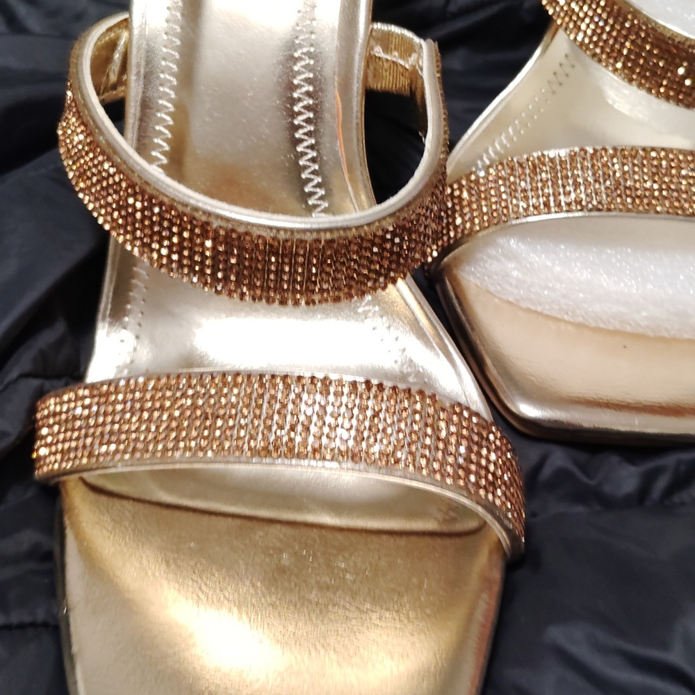 Gold Metallic Heels with Open Toe and Medium Heel